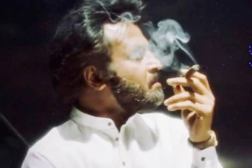 10 ஆயிரம் ரசிகர்கள் முன் நடிகருக்கு சிகரெட் அடிக்க சொன்ன ரஜினிகாந்த்!! ஷூட்டிங் ஸ்பாட்டில் நடந்த சம்பவம்