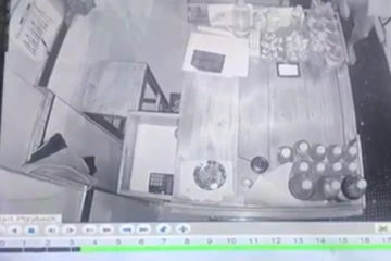 හෝටල් සේවකයා කළ සූක්ශම සොරකම. සීසිටීවි වීඩියෝ සහොතයි..(CCTV VIDEO)