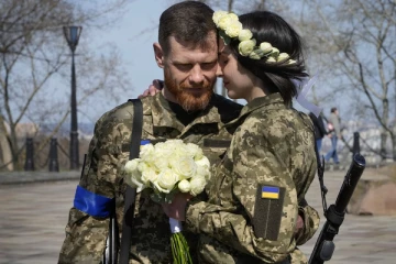 போர்க்களத்தில் திருமண பந்தத்தில் இணைந்த உக்ரேனிய ராணுவ வீரர்கள்! வைரலாகும் புகைப்படம்