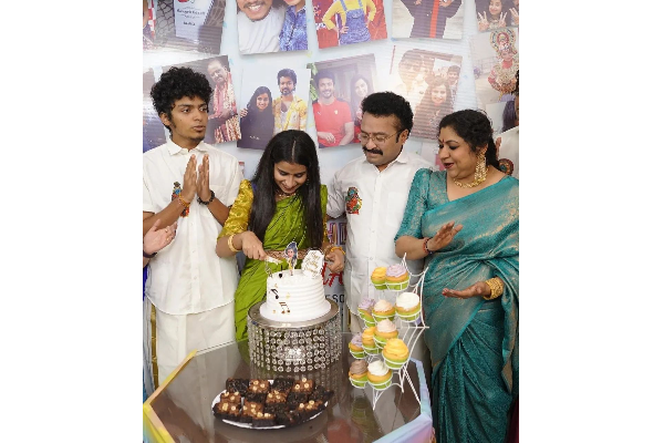 குக் வித் கோமாளி பிரபலம் ஷிவாங்கி, தனது பிறந்தநாளை யாருடன் கொண்டாடியுள்ளார் பாருங்க.. | Shivangi Birthday Celebration