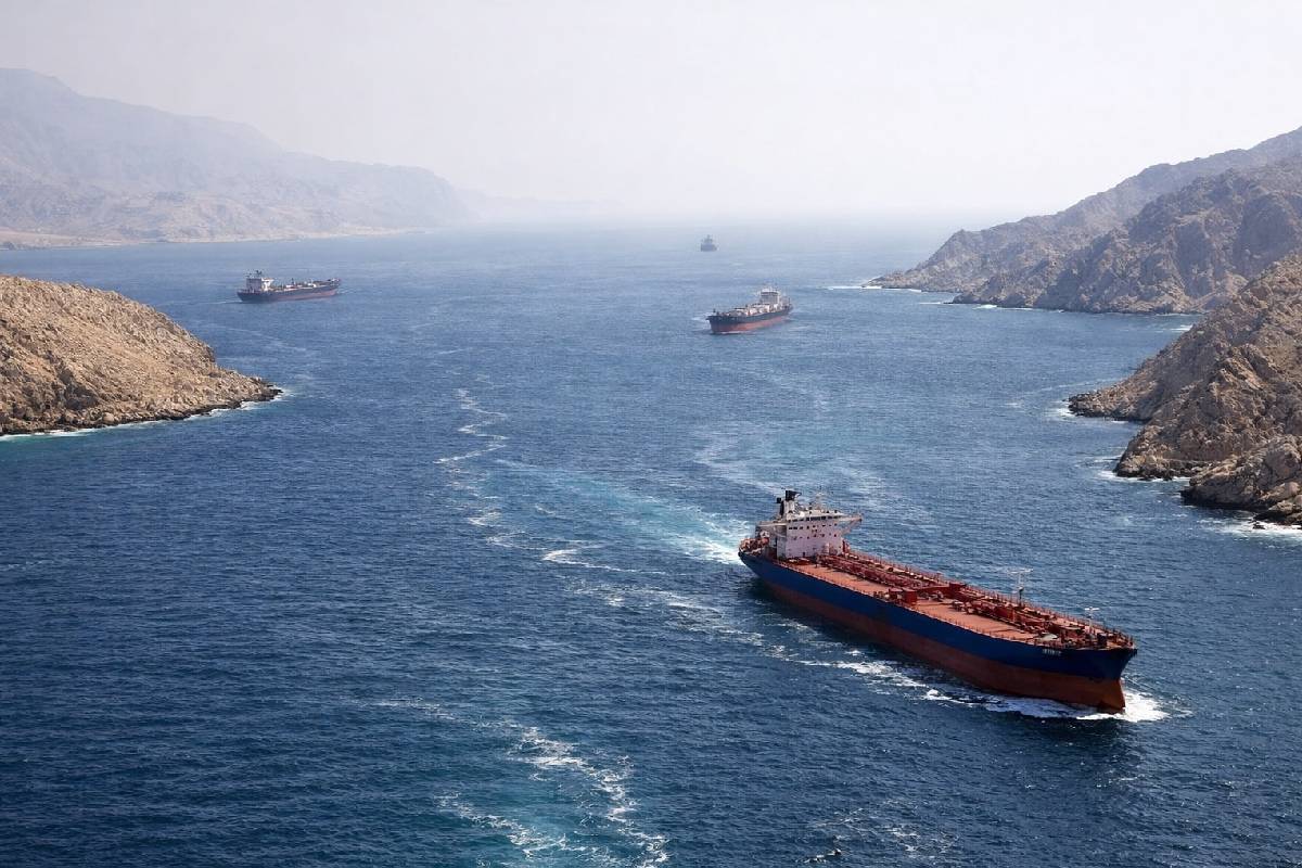 ஹார்மோஸ் நீரிணையை திறந்த ஈரான் - ஆனால் முற்றுகையை தொடரும் ட்ரம்ப் | Iran Opens Hormuz But Trump Says Blockade Remains