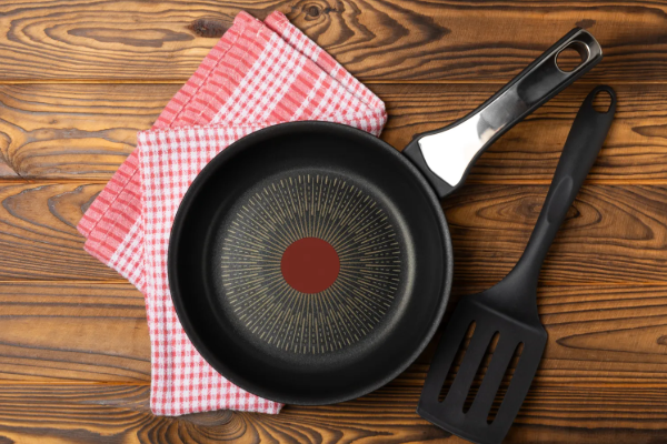 Non-stick சமையல் பாத்திரங்களுக்கு தடை... கனேடிய நிபுணர்களின் ஆலோசனை | Canada Bc To Consider Ban On Non Stick Cookware