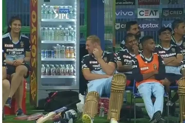 'அந்த பொண்ணை பார்த்து சிரிச்சது குத்தமா?’ -  வைரலான ஆர்சிபி வீரரின் ஒற்றை புகைப்படம்