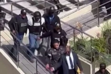 அமைச்சரை அலுவலகத்தில் வைத்தே சுட்டு கொன்ற நண்பர்