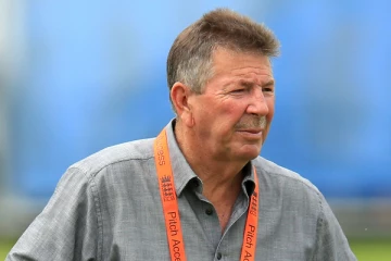 பிரபல முன்னாள் கிரிக்கெட் வீரர் காலமானார்..! ரசிகர்கள் இரங்கல்