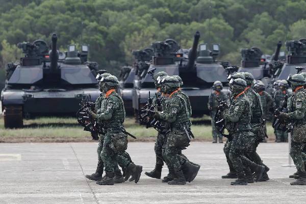 பாதுகாப்பை வலுப்படுத்த அமெரிக்காவின் அழுத்தம்: ரூ 3 லட்சம் கோடிக்கு ஆயுதங்கள் வாங்கும் தைவான் | Taiwan Buying Us Weapons
