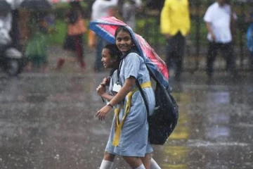 கன மழை எச்சரிக்கை - பள்ளி, கல்லூரிகளுக்கு நாளை விடுமுறை