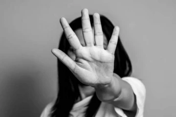 50,000 ரூபாய்க்காக மனைவியின் மாதவிடாய் இரத்தத்தை விற்ற கணவன், குடும்பத்தினர்!