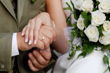 உலங்கு வானூர்தியில் வந்திறங்கிய மணமகன்! சர்ச்சையை ஏற்படுத்திய நாடாளுமன்ற உறுப்பினரின் மகனின் திருமணம்