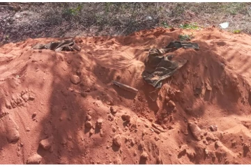 முல்லைத்தீவில் பெண் போராளிகளின் உடைகளுடன் மனித எச்சங்கள் மீட்பு (PHOTOS)