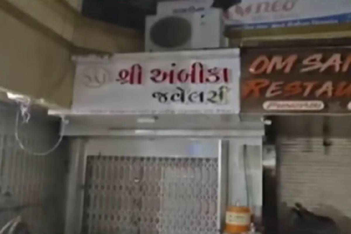 8 கோடி ரூபாய் மதிப்புடைய தங்கம் மாயம்: மர்ம நபர்களை தேடும் பொலிசார் | 8 Cr Worth Gold Heist At Vadodara Showroom 8 கோடி ரூபாய் மதிப்புடைய தங்கம் மாயம்: மர்ம நபர்களை தேடும் பொலிசார் | 8 Cr Worth Gold Heist At Vadodara Showroom