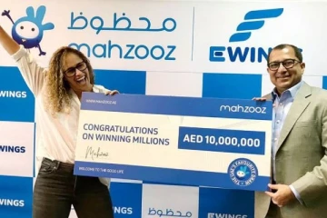 லொட்டரியில் கிடைத்த ரூ.3000 பணத்தை வைத்து மீண்டும் விளையாடிய பிரித்தானிய பெண்ணுக்கு அடித்த ரூ. 100 கோடி அதிர்ஷ்டம்!