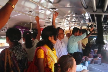 பஸ்சுக்குள் பாலியல்தொல்லை; இளம் மருத்துவரின் முகம்சுழிக்கவைக்கும் செயல் !