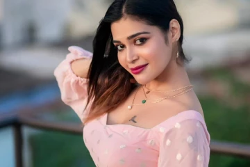 ஹாட் உடையில் தர்ஷா குப்தா மொட்டைமாடி போட்டோஷூட்