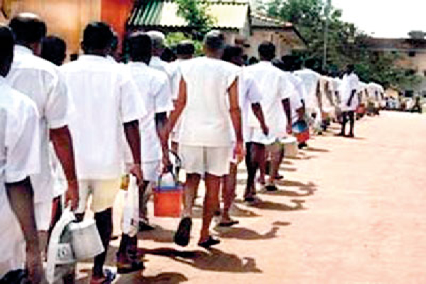 சிறைகளில் இடநெருக்கடி :அளவுக்கு அதிகமாக அடைக்கப்பட்டுள்ள கைதிகள் | 40 000 Prisoners Crammed Space Sufficient 10 500