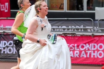 திருமண ஆடையை அணிந்து மாரத்தான் ஓடிய பெண்; காரணத்தால் நெகிழ்ச்சி