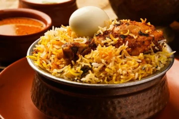 பிரியாணியில் இறைச்சி இல்லை; களேபரமான உணவகம்! சட்டத்தரணி மீதும் தாக்குதல்