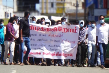 கொடும்பாவி எரித்து  சிறிதரனுக்கு எதிராக ஆர்ப்பாட்டம்! (காணொளி)