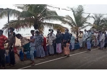 சமையல் எரிவாயு சிலிண்டர் தட்டுப்பாடு: நீண்ட வரிசையில் மக்கள் காத்திருப்பு(Video)