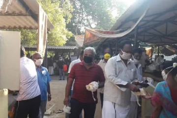 முகக்கவசம் கொடுத்து வாக்கு சேகரித்த காங்கிரஸ் கட்சியினர்