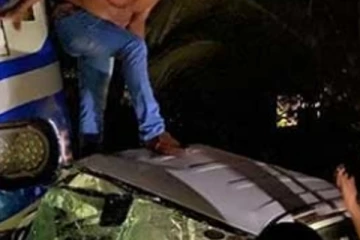 මෝටර් රථයක් දුම්රියක ගැටීමෙන් සිදු වූ බිහිසුණු අනතුර..