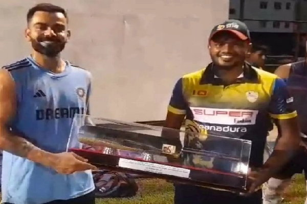 இந்திய வீரர் கோலிக்கு இலங்கை வீரர் அளித்த பரிசு | Sri Lanka Player Gift Silver Cricket Bat To Kohli
