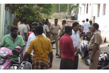 பட்டபகலில் மனைவியுடன் சென்ற பால் வியாபாரியை வெட்டி படுகொலை செய்த கும்பல் - போலீசார் வலைவீச்சு..!