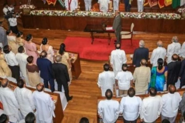 නව කැබිනට් එක අලුත් මුහුණුවලින් එසේ පිරෙන විට, ඇමතිකමෙන් විසිවෙච්ච ජ්යෙෂ්ඨයෝ ලිස්ට් එක මෙන්න..