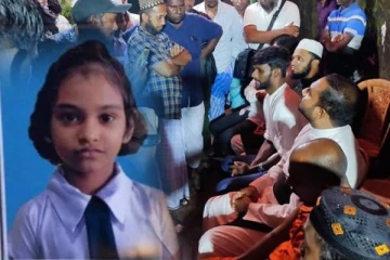 படுகொலை செய்யப்பட்ட சிறுமி ஆயிக்ஷாவில் இல்லத்தில் போராட்டகாரர்கள்!