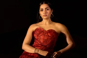 சிகப்பு நிற உடையில் அசத்தலான போட்டோஷூட் நடத்திய ருக்மிணி வசந்த்.. இதோ பாருங்க