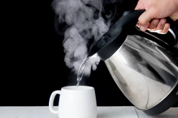 தினமும் வெறும் வயிற்றில் வெந்நீர் குடிப்பதால் இத்தனை நன்மைகளா!