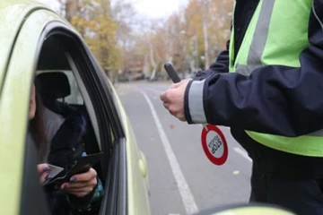 பிரான்சில் வாகன சோதனையில் ஈடுபட்டிருந்த பொலிசார்: காரில் கிடைத்த பொருட்களால் அதிர்ச்சி