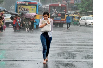 செல்ல மழையே .. முத்து மழையே ..மூக்கின் மேலே மூக்குத்தியாகு: 3 நாட்களுக்கு கனமழை தொடரும் வானிலை மையம் அறிவிப்பு