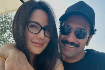 கர்ப்பமாக இருப்பதை அழகான போட்டோவுடன் அறிவித்த பாலிவுட் ஜோடி கத்ரீனா விக்கி கௌஷல்...