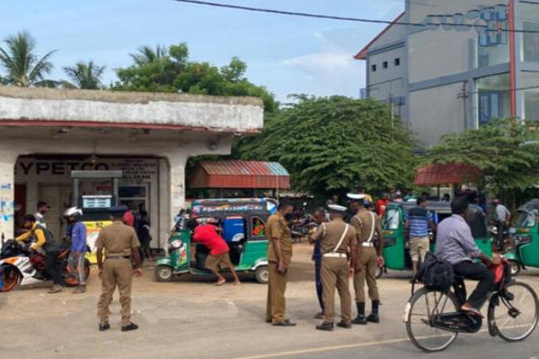 யாழில் 500 ரூபா பெற்றோலுக்காக நீண்ட நேரம் காத்திருந்த மக்கள்! (Photos) | People Waiting For 500 Rupees For Petrol In Jaffna