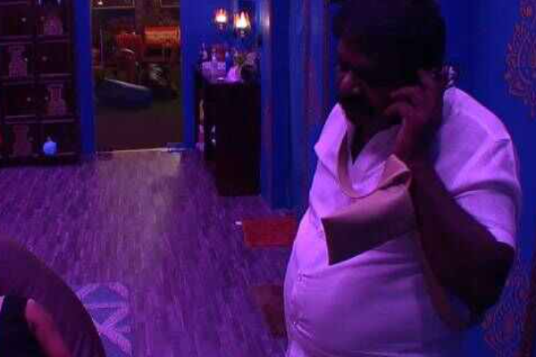 அன்சீனால் கிளம்பிய சர்ச்சை! பிக்பாஸ் வீட்டில் போன் யூஸ் பண்றாங்களா? ஷாக்கில் பார்வையாளர்கள் | Contestants Use Mobile Inside Bigg Boss House