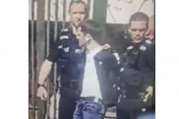 துப்பாக்கியுடன் வந்த இளைஞர்..ஒற்றை ஆளாக சமாளித்த ஆசிரியர்