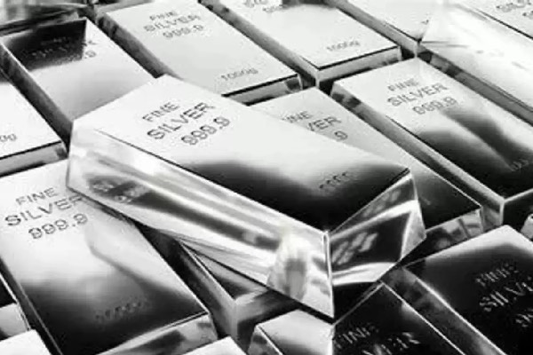 உச்சம் தொடும் வெள்ளி விலை! வாங்கி குவிக்கும் முதலீட்டாளர்கள்: பொருளாதார கவலையின் விளைவுகள் | Silver Price Increases 4 Per Amid Economic Worries