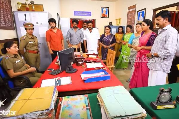 போலீஸ் நிலையத்தில் மயிலை அடிக்கச்சென்ற கோமதி, ஆதாரத்தை காட்டிய மீனா... பாண்டியன் ஸ்டோர்ஸ் 2 பரபரப்பு எபிசோட் | Pandian Stores 2 Serial Jan 14 Episode Storyline போலீஸ் நிலையத்தில் மயிலை அடிக்கச்சென்ற கோமதி, ஆதாரத்தை காட்டிய மீனா... பாண்டியன் ஸ்டோர்ஸ் 2 பரபரப்பு எபிசோட் | Pandian Stores 2 Serial Jan 14 Episode Storyline