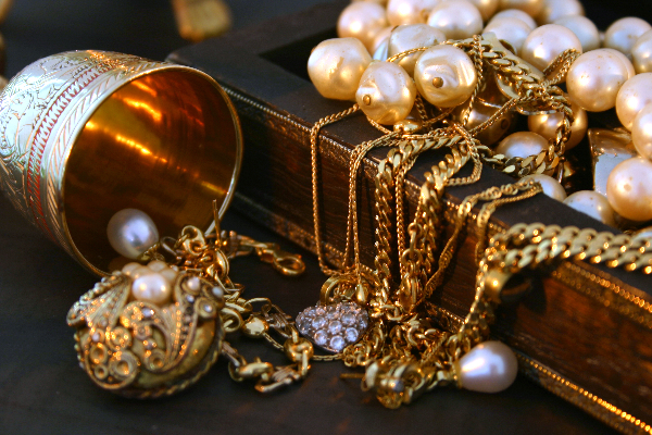 இளைஞனின் ஆடையை கழற்றி தங்க நகை அபகரிப்பு | Robbed The Young Man Gold Jewellery