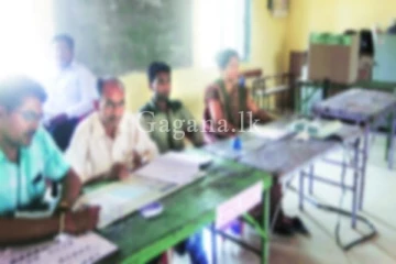 බලන්නකෝ ඡන්දේ අස්සේ මෙහෙම දේවලුත් වෙලානේ..මැතිවරණ රාජකාරී වෙලාවේ වසත් පොවන්න හදලලු..