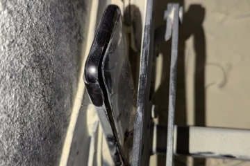 கனடாவில் படம் பார்த்துக் கொண்டிருந்த சிறுமியின் அலைபேசி தீப்பற்றிக் கொண்டதில் பதற்றம்