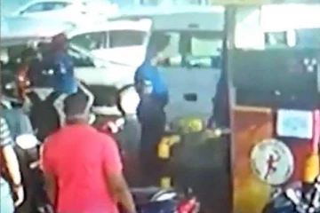 எரிபொருள் நிரப்பு நிலையத்தில் அமைச்சரின் சகாக்கள் அடாவடி