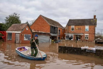 கன மழை... பெருவெள்ளத்தில் மொத்தமாக மூழ்கிய பிரித்தானியா: ஸ்தம்பிக்கும் போக்குவரத்து