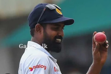 වසරේ විශිෂ්ඨම ටෙස්ට් පන්දු යවන්නා සම්මානය දිනාගත් ප්‍රභාත් ජයසූරිය..