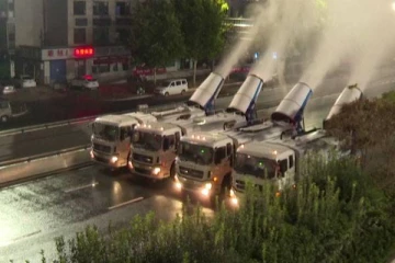 சீனாவில் வேகமெடுத்த கொரோனா பரவல்....லொரிகள் மூலம் கிருமி நாசினி தெளிப்பு