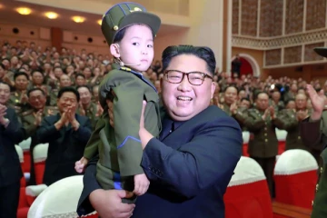 வட கொரிய குழந்தைகளுக்கு இனி “துப்பாக்கி, வெடிகுண்டு” என்றே பெயர் இருக்க வேண்டும்: கிம் ஜாங் உன் உத்தரவு