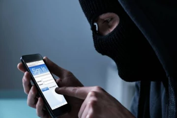 உங்கள் ஸ்மார்ட்போனில் தகவல்கள் திருடாமல் இருக்க உடனே இதை செய்யுங்க!