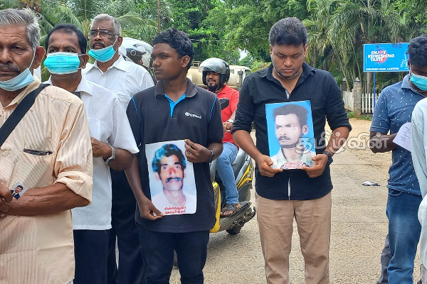 வலிந்து காணாமல் ஆக்கப்பட்டவர்களுக்கு நீதி வேண்டி தமிழர் பகுதியில் கவனயீர்ப்பு போராட்டம்(Video) | Sri Lanka Political Crisis Protest In Jaffna