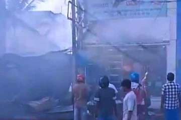 පලාතම දුමෙන් වසමින් දරුණු ගින්නක් - ගොඩනැගිල්ලක් සම්පූර්ණයෙන්ම දැවී අළු වේ
